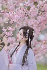 Ethereal Beauty: Qi Luo Sheng De Xiao Su Su Amidst Cherry Blossoms - YiTuYu Vol.8793-3