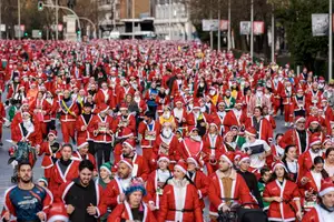 Pope Francis's Heartwarming Blessing: A Christmas Moment of Grace at the Vatican - VnExpress-8