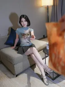 XiuRen Model Zhi Zhi: Adorable Moments of the 'Chicken-Loving Girl' - Part 1-9