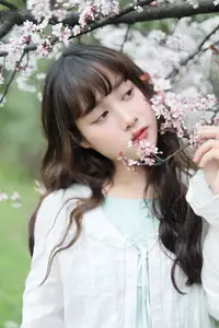 Discover Yi Ke Chong Ya (YiTuYu Vol.8721) in Spring Blossoms: Poetic Charm & Allure-32