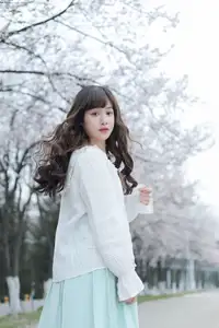 Discover Yi Ke Chong Ya (YiTuYu Vol.8721) in Spring Blossoms: Poetic Charm & Allure-1