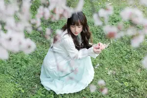 Discover Yi Ke Chong Ya (YiTuYu Vol.8721) in Spring Blossoms: Poetic Charm & Allure-5