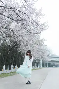 Discover Yi Ke Chong Ya (YiTuYu Vol.8721) in Spring Blossoms: Poetic Charm & Allure-4