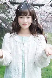 Discover Yi Ke Chong Ya (YiTuYu Vol.8721) in Spring Blossoms: Poetic Charm & Allure-24