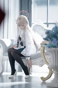 Ethereal Beauty: Coser Lunananya as Kirifuji Nagisa from Blue Archive - A Captivating Portrayal-13