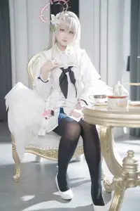 Ethereal Beauty: Coser Lunananya as Kirifuji Nagisa from Blue Archive - A Captivating Portrayal-2