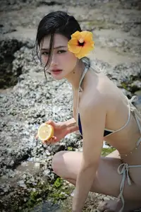 Tran Ngoc Bich: Alluring Beauty & Chic Style in a Vibrant Silk Dress-7