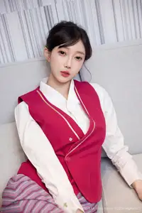 Captivating Yue Er Yue Er in Chic Office Attire - XiuRen No.10620-17