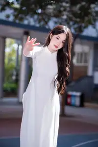 Discover the Grace of White Ao Dai: Vietnamese Girl's Delicate Beauty Shines-3