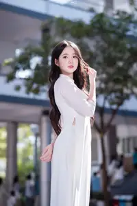 Discover the Grace of White Ao Dai: Vietnamese Girl's Delicate Beauty Shines-8
