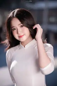 Discover the Grace of White Ao Dai: Vietnamese Girl's Delicate Beauty Shines-2