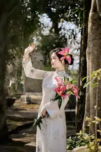 Graceful Vietnamese Ao Dai Beauty in Ancient Architecture-10