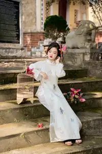 Graceful Vietnamese Ao Dai Beauty in Ancient Architecture-8