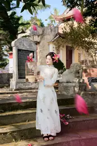 Graceful Vietnamese Ao Dai Beauty in Ancient Architecture-4