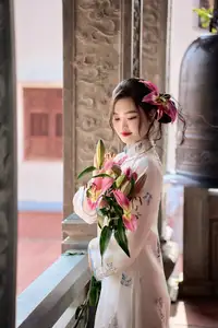 Graceful Vietnamese Ao Dai Beauty in Ancient Architecture-7