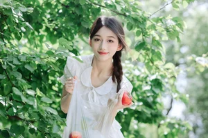 Elegant Summer Portraiture: Lin Miao Xin in YiTuYu Art Language Vol.9107 – Captured in Soft Sunlight and Natural Shadows-22