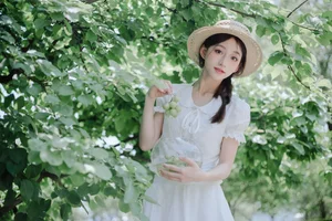 Elegant Summer Portraiture: Lin Miao Xin in YiTuYu Art Language Vol.9107 – Captured in Soft Sunlight and Natural Shadows-25