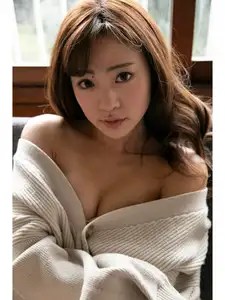 Shida Yumi: Captivating Idol's Pensive Gaze & Natural Charm - Tukuku-9