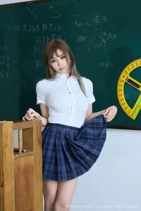 Elegant Professional Fashion: Zoe in XiuRen Collection No.10750 – Sophisticated Portrait Photography and Modern Style Inspiration-8