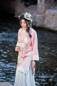 YiTuYu - Vol.8795 Yang Min Ting: Graceful Hanfu Beauty Amidst Spring Blossoms-4