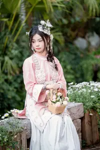 YiTuYu - Vol.8795 Yang Min Ting: Graceful Hanfu Beauty Amidst Spring Blossoms-2
