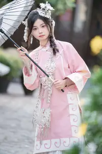 YiTuYu - Vol.8795 Yang Min Ting: Graceful Hanfu Beauty Amidst Spring Blossoms-12