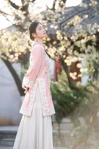 YiTuYu - Vol.8795 Yang Min Ting: Graceful Hanfu Beauty Amidst Spring Blossoms-0