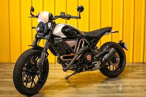 Discover the Limited Edition Ducati Scrambler 10° Anniversario Rizoma: A Masterpiece of Italian Engineering and Style for Motorcycle Enthusiasts-3