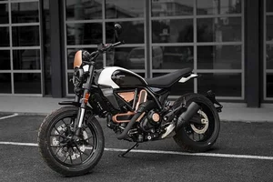 Discover the Limited Edition Ducati Scrambler 10° Anniversario Rizoma: A Masterpiece of Italian Engineering and Style for Motorcycle Enthusiasts-11