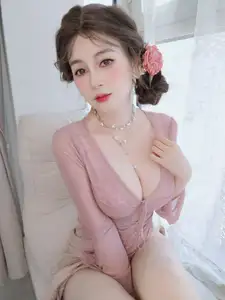 Feminine Coser: Charming Grace in Elegant Pink Attire 2024-11-24-17