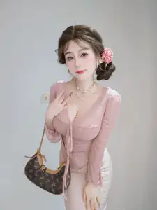 Feminine Coser: Charming Grace in Elegant Pink Attire 2024-11-24-28
