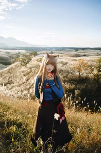 Coser Ely_eee: Holo's Radiant "Soft Glow" Cosplay Amidst Warm Grass-19