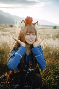 Coser Ely_eee: Holo's Radiant "Soft Glow" Cosplay Amidst Warm Grass-11