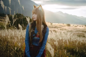 Coser Ely_eee: Holo's Radiant "Soft Glow" Cosplay Amidst Warm Grass-7