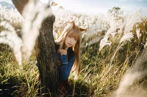 Coser Ely_eee: Holo's Radiant "Soft Glow" Cosplay Amidst Warm Grass-5