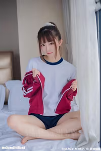 MTYH Vol.222 Cool Gym Suit: Charming Schoolgirl's Relaxed Pose in Sporty Attire-3