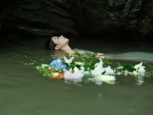 Ethereal Art Photography: YiTuYu Art Language Vol.9249 Featuring Tang Yu Xuan as Ophelia in the Water – Stunning 15-Piece Aesthetic Portrait Collection-6