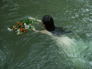 Ethereal Art Photography: YiTuYu Art Language Vol.9249 Featuring Tang Yu Xuan as Ophelia in the Water – Stunning 15-Piece Aesthetic Portrait Collection-2