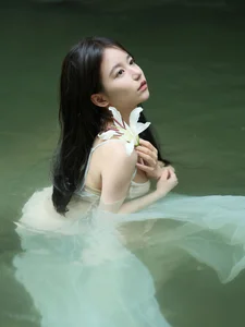 Ethereal Art Photography: YiTuYu Art Language Vol.9249 Featuring Tang Yu Xuan as Ophelia in the Water – Stunning 15-Piece Aesthetic Portrait Collection-0
