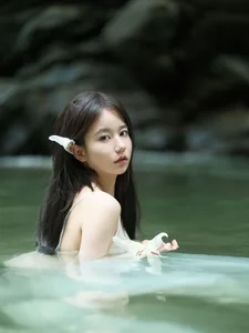 Ethereal Art Photography: YiTuYu Art Language Vol.9249 Featuring Tang Yu Xuan as Ophelia in the Water – Stunning 15-Piece Aesthetic Portrait Collection-3