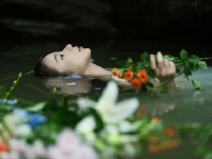 Ethereal Art Photography: YiTuYu Art Language Vol.9249 Featuring Tang Yu Xuan as Ophelia in the Water – Stunning 15-Piece Aesthetic Portrait Collection-12