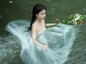 Ethereal Art Photography: YiTuYu Art Language Vol.9249 Featuring Tang Yu Xuan as Ophelia in the Water – Stunning 15-Piece Aesthetic Portrait Collection-11