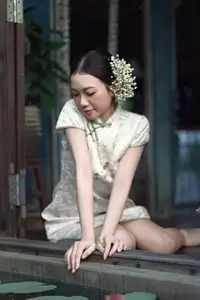 Timeless Grace: Vietnamese Woman in Modernized Ao Dai by a Serene Lotus Pond-2