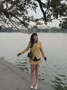 Kieu Trinh Xiu embraces Hanoi winter with her sweet doll-like beauty-2
