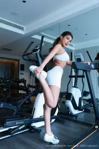 Model FE's captivating gym style in sleek white athletic wear | XiuRen No.10621-7