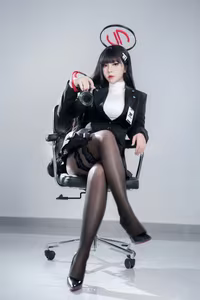 Blue Archive's Rion Tsukiduki Cosplay by Ban Ban Zi: Mysterious Charm and Professional Elegance-15