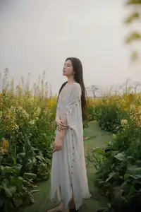 YiTuYu Vol.8614 Yi Yi: Enchanting Beauty Amidst Blooming Flowers - A Dreamy Vision-11