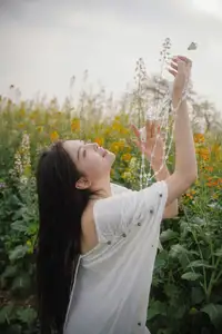 YiTuYu Vol.8614 Yi Yi: Enchanting Beauty Amidst Blooming Flowers - A Dreamy Vision-26