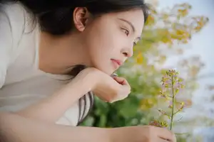 YiTuYu Vol.8614 Yi Yi: Enchanting Beauty Amidst Blooming Flowers - A Dreamy Vision-4