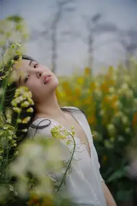 YiTuYu Vol.8614 Yi Yi: Enchanting Beauty Amidst Blooming Flowers - A Dreamy Vision-0